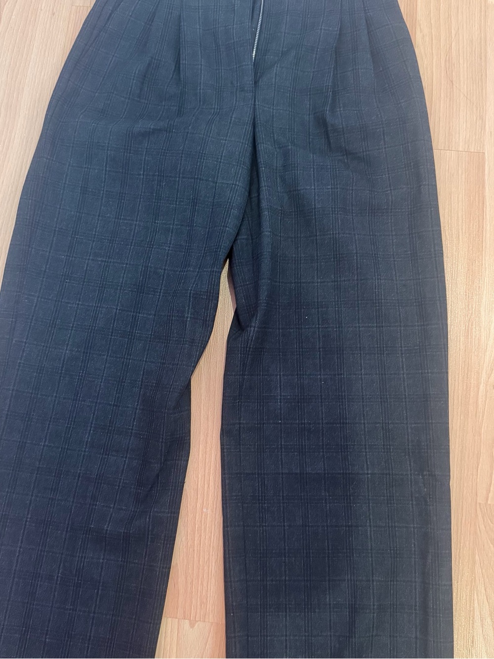 Aritzia Effortless Pant Trousers Dark Grey Plaid (NWT) high rise regular length - Picture 3 of 16